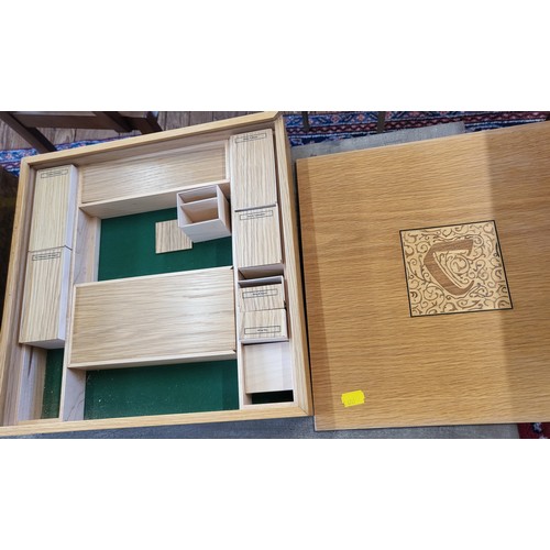 33 - A collectables box in walnut and a blond oak box with a decorative inlayed lid.
both 10 x 38 x 30 cm... 