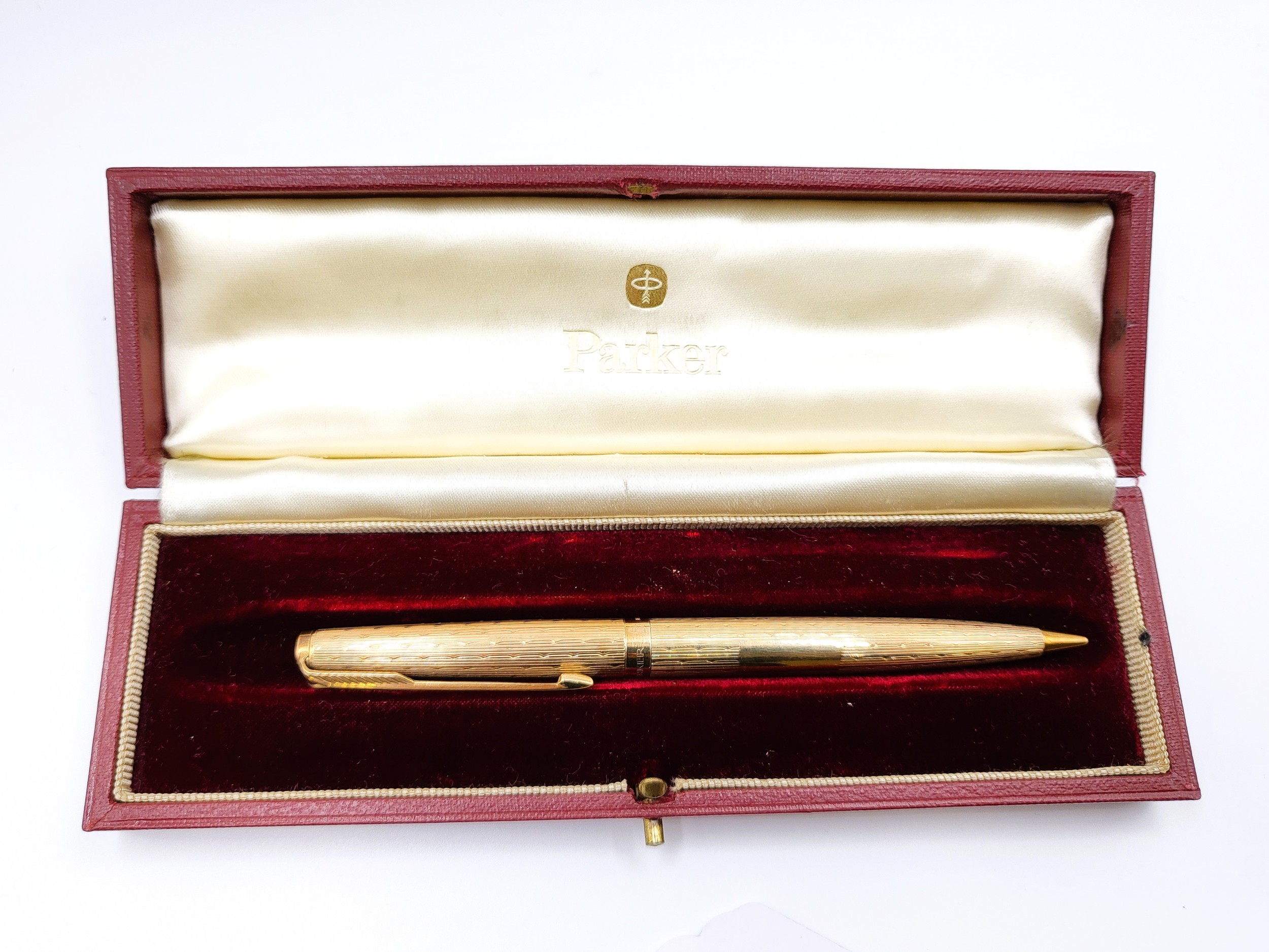 A 9ct yellow gold cased Parker pencil, the engine-turned body with ...