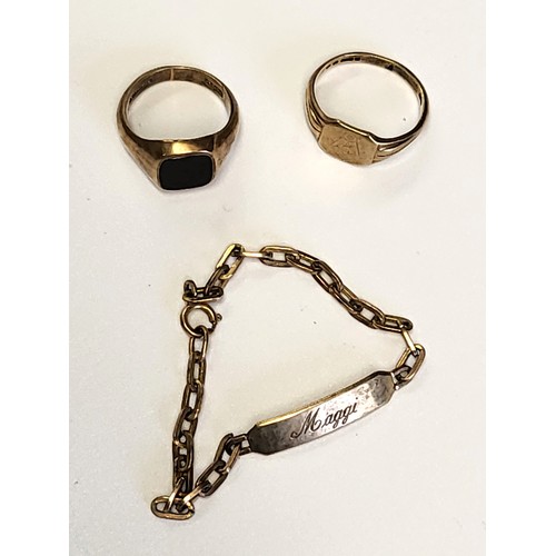 342 - A group of jewellery items, to include a 9ct yellow gold gents signet ring with onyx panel, a 9ct ye... 