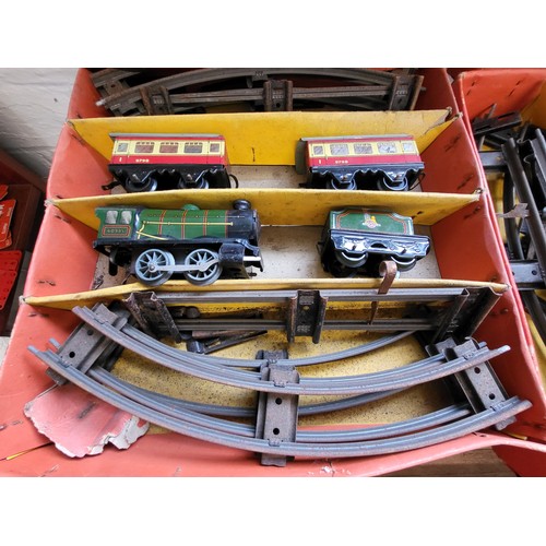 128 - Hornby O gauge clockwork No.2 Goods Set and No.21 Passenger Set in original boxes.