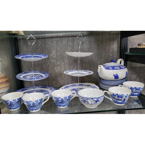 175 - Blue and white tea wares including Old Willow pattern (19