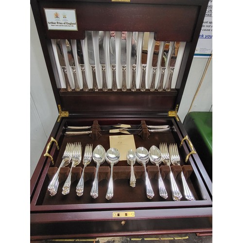 216 - A canteen of silver plate cutlery for eight settings. Arthur Price. With a removal tray showing cutl... 