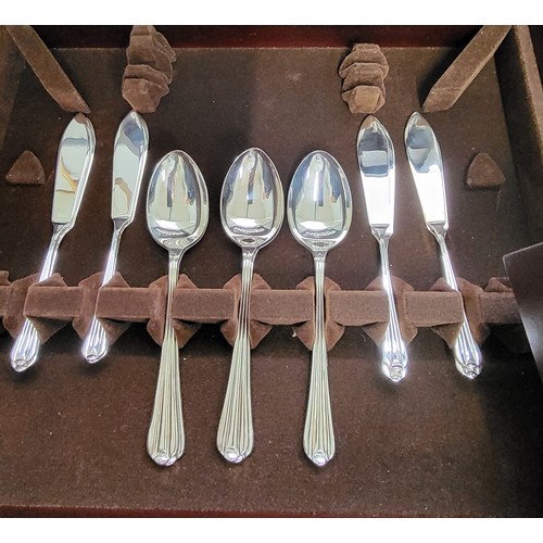 216 - A canteen of silver plate cutlery for eight settings. Arthur Price. With a removal tray showing cutl... 