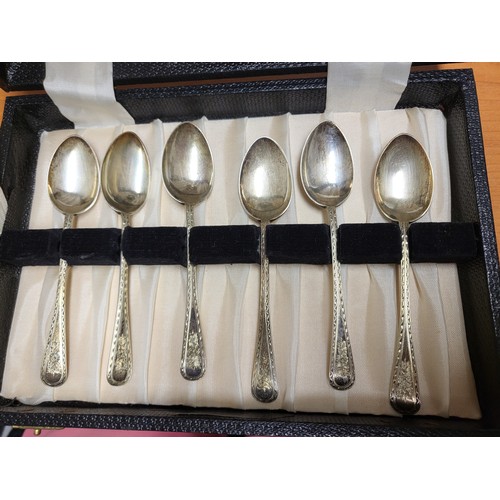 228 - Six silver spoons with foliage decoration, cased. 87g. London W S Savage & Co. 1922.