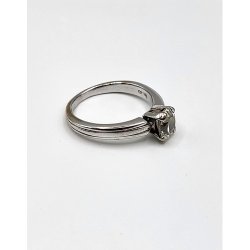 262 - An  oval diamond solitaire ring mounted in 18ct white gold consisting of 1ct oval stone.