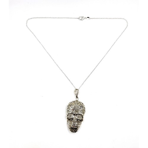 280 - A substantial silver skull head pendant necklace Momento Mori (45cm ). 16g.