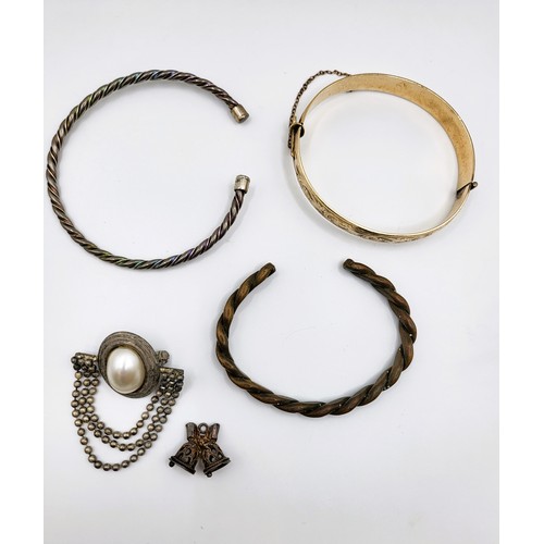 285 - A vintage 9ct metal core bracelet, a brooch and two other bangles.