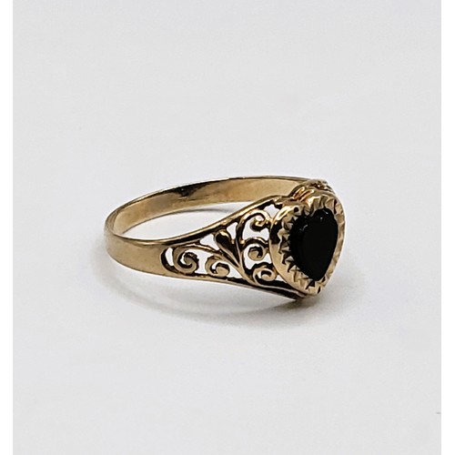 237 - A 9ct yellow gold ring set with heart shaped black onyx in illusion type setting (loose kin setting)... 