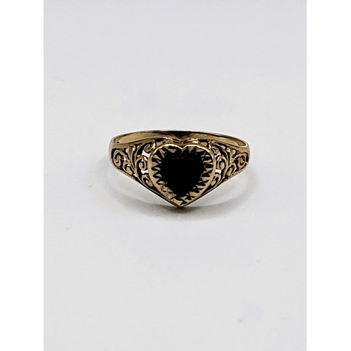 237 - A 9ct yellow gold ring set with heart shaped black onyx in illusion type setting (loose kin setting)... 