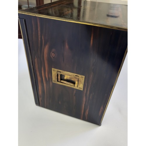 17 - Rosewood veneer campaign/ collector's cabinet with two keys and adjustable compartments (with restor... 