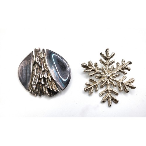 247 - A Norwegian silver snowflake shaped brooch, 3.5cm 9.6gms and an oval bark effect brooch in silver, 3... 