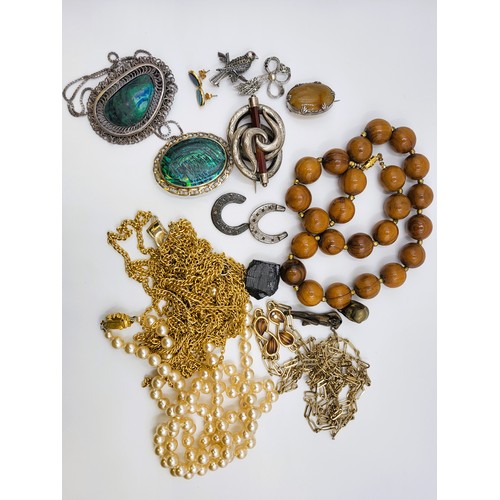 259 - Jewellery and costume jewellery including a collection of necklaces, and brooches set with hardstone... 