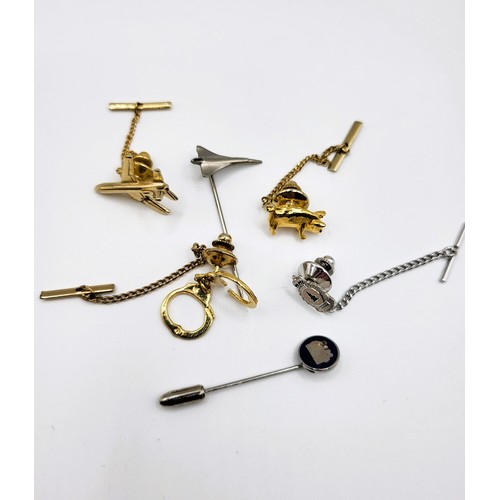 285 - Costume jewellery including a gilt tie pin with handcuffs and safety chain, a pig tiepin, an aircraf... 