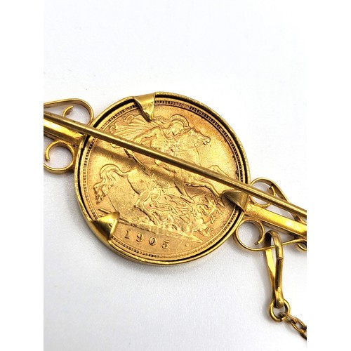 286 - An Edward VII 1905 half sovereign tie pin, good condition in a coin mount with safety chain. 7.4gms ... 