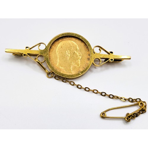 286 - An Edward VII 1905 half sovereign tie pin, good condition in a coin mount with safety chain. 7.4gms ... 