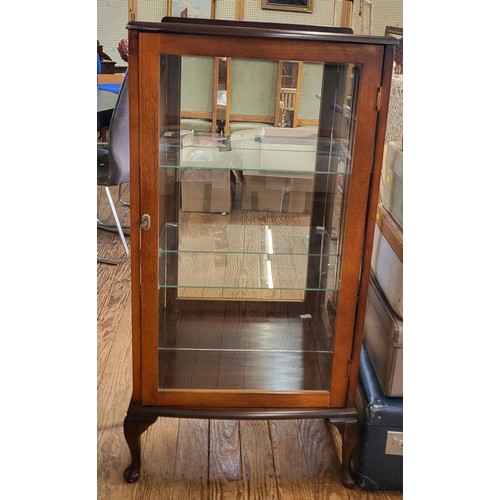 30 - A mahogany stained glass shelved display cabinet. 116cm x 57cm x 31cm.