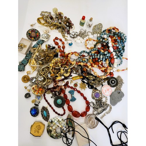 402 - A selection of costume jewellery including plastic, wood and seed necklaces, rings, pendants, brooch... 