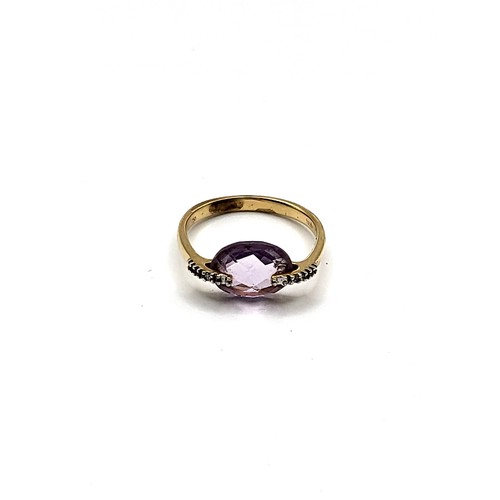 428 - A 18ct yellow gold stamped ring set with an oval double sided chequer board cut amethyst stone with ... 