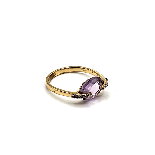 428 - A 18ct yellow gold stamped ring set with an oval double sided chequer board cut amethyst stone with ... 