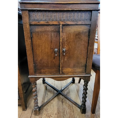 29 - A vintage oak cased clockwork Lissenola gramophone unit 85cm x 44cm x 49cm. Lift top to reveal the g... 