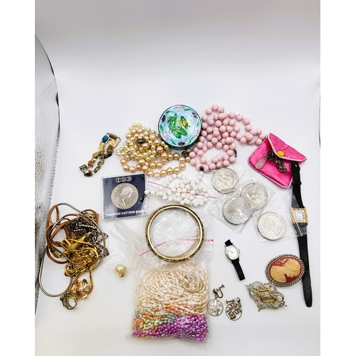 419 - One bag of costume jewellery containing a bag of faux pearls, an enamel pill pot with a grasshopper ... 