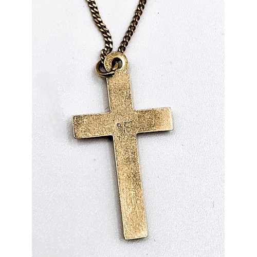 425 - A 9ct yellow gold curb link chain with a plain 9ct yellow gold cross. 2.7gms. 46cm.