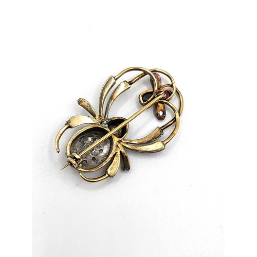 293 - The spider and the fly brooch (two legs damaged) in 18ct yellow gold (pin 750) and silver with a sap... 