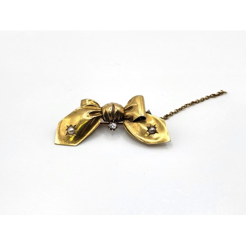 309 - A gold bow and small diamond and seed pearls brooch