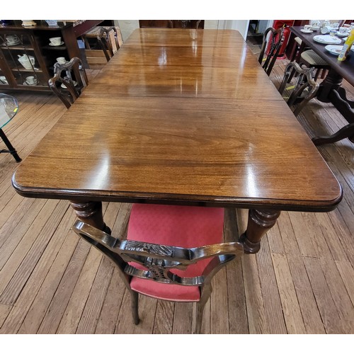 41 - A Victorian mahogany dining table on turned legs and ceramic castors with two extra leaves and six c... 