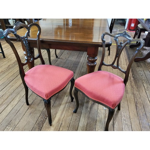 41 - A Victorian mahogany dining table on turned legs and ceramic castors with two extra leaves and six c... 