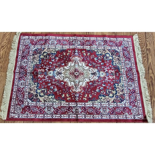 61 - A red ground rug of Persian style, 100cm x 150cm.