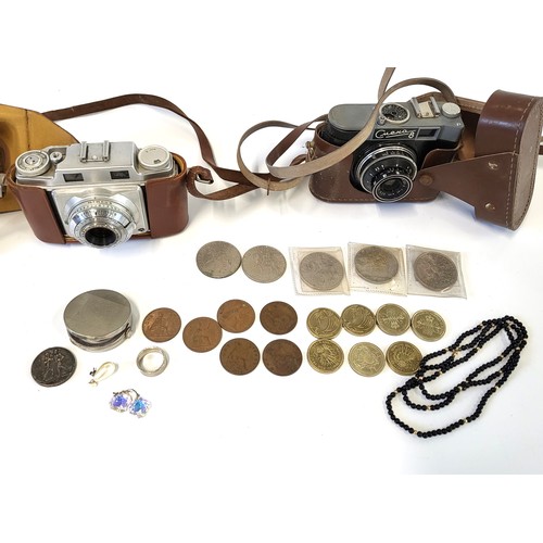 129 - A Cueno 8 camera, an Agfa Super Silette 35mm camera, six £2 coins including nations united for peace... 