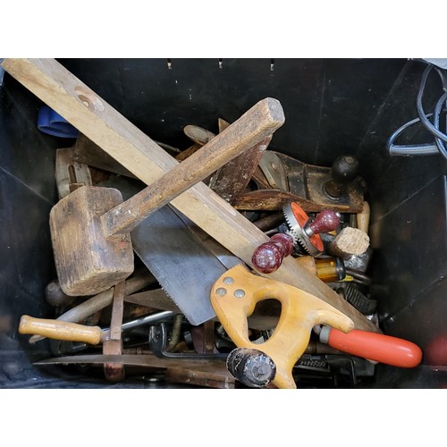 135 - A selection of vintage tools including hand drills, saws, 'T' squares, planes, levels, hammers, mall... 