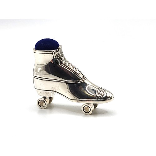 268 - A silver roller skate pin cushion. 18.0gms 3cm x 4cm.