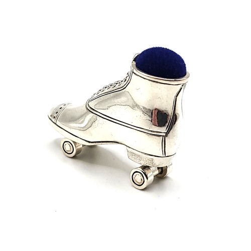 268 - A silver roller skate pin cushion. 18.0gms 3cm x 4cm.