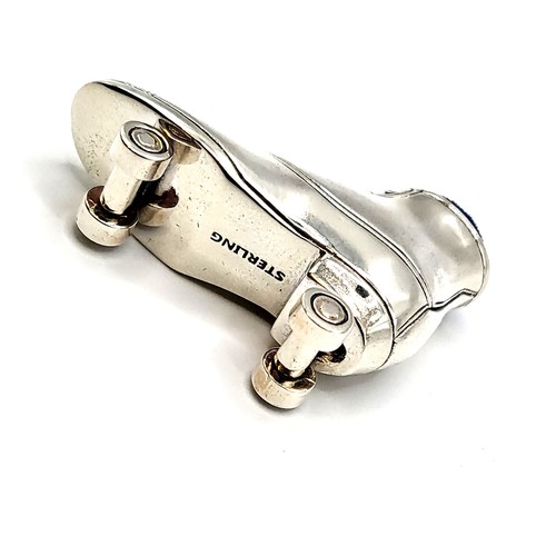 268 - A silver roller skate pin cushion. 18.0gms 3cm x 4cm.