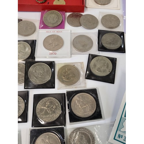 272 - A collection of loose coins including one shillings 1921, 48, 50, 53, 57, and 60, half crowns 1917, ... 