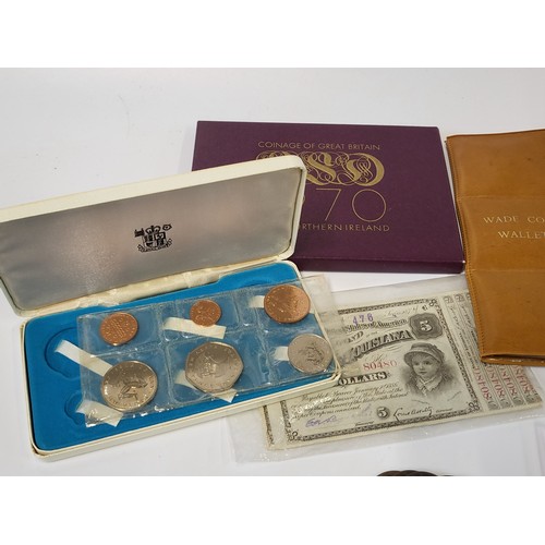 272 - A collection of loose coins including one shillings 1921, 48, 50, 53, 57, and 60, half crowns 1917, ... 