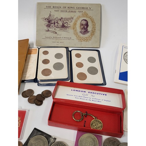 272 - A collection of loose coins including one shillings 1921, 48, 50, 53, 57, and 60, half crowns 1917, ... 