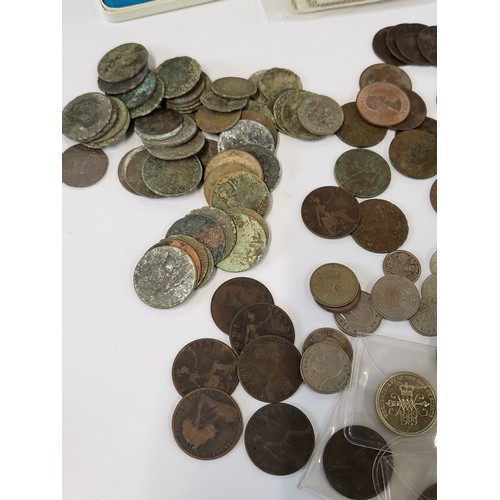 272 - A collection of loose coins including one shillings 1921, 48, 50, 53, 57, and 60, half crowns 1917, ... 