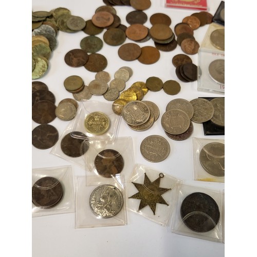 272 - A collection of loose coins including one shillings 1921, 48, 50, 53, 57, and 60, half crowns 1917, ... 