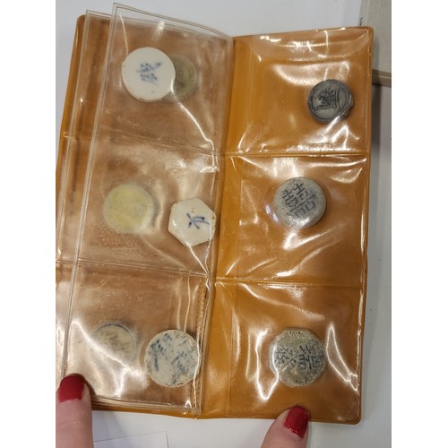 272 - A collection of loose coins including one shillings 1921, 48, 50, 53, 57, and 60, half crowns 1917, ... 