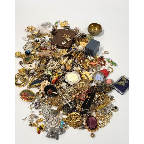 364 - A collection of costume jewellery including earrings, rings, cufflinks, and brooches.