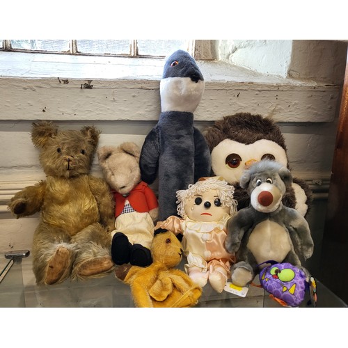 147 - Eight soft toys including a Teddy Bear 45cm, and a Sooty glove puppet 21cm. (8)