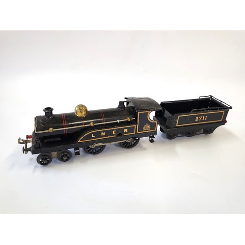 176 - Hornby Series clockwork LNER black 4-4-0 Locomotive and Tender 2711.