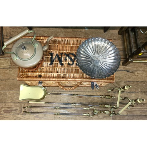 104 - A Fortnum & Masons hamper basket with a selection of brass items including fire utensils, a kettle, ... 