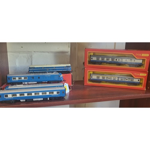 118 - Triang and Triang-Hornby including Diesel-Electric locomotive and Pullman locomotive with two coache... 