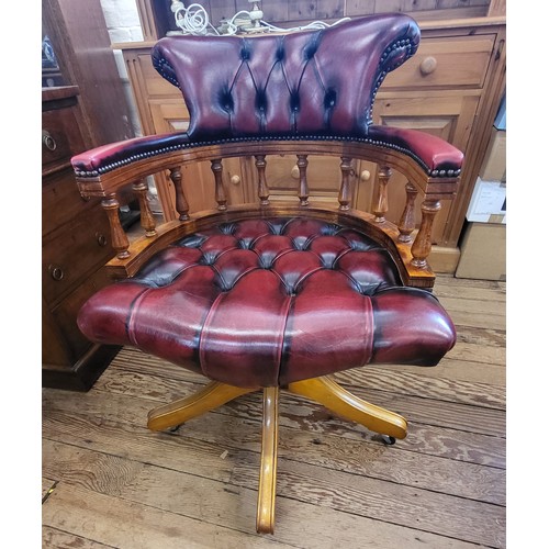 18 - A pedestal desk in three sections with a red leather top, a central drawer, flanked by four drawers ... 