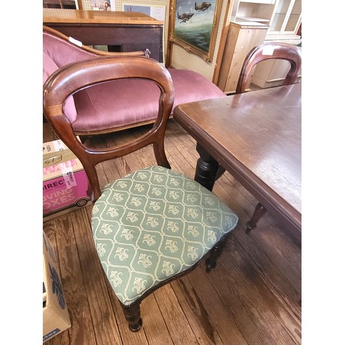 14 - A mahogany dining table with a spare leaf H.72cm W.127cm - 180cm D.105cm and six balloon back dining... 