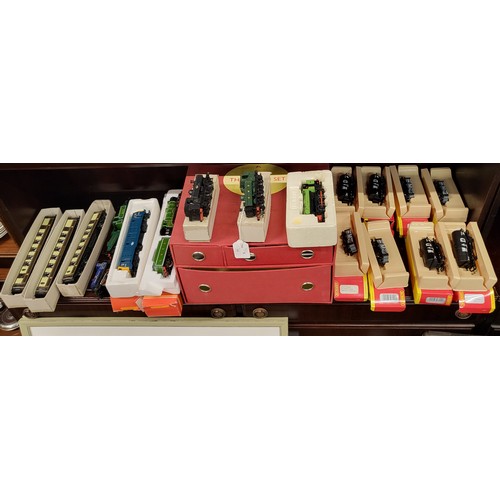 166 - Hornby Railways OO gauge 'Cheshire' Locomotive and Tender 2753, BR Diesel 6142, tank wagons, Pullman... 